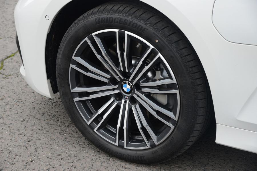 Колеса BMW 330e M Sport (G20) 2019 года  (UK) (фото 15 из 25)